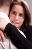 Femme serre dans ses bras un homme