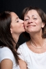 Fille embrasse maman