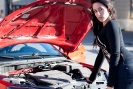 Fille qui répare une auto