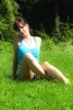 Jeune femme assise sur le gazon