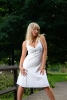 Photo d'une femme avec robe blanche