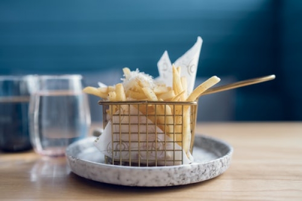 La poutine chez St-Hubert : fromage râpé et froide. Le service de livraison : attroce.